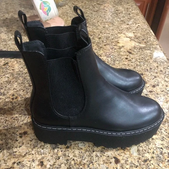 Black boots. - Picture 2 of 3